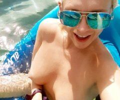 Beautiful Blonde Bombshell - 36 - Image 2