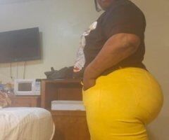 Curvy Queen Awaits: Dive into Desire! 💦🍑 - Image 4