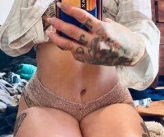 Reno's Wild Ride: Tattooed MILF Awaits 💋🍑💦 - Image 8