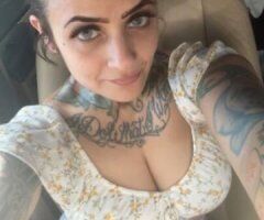 Reno's Wild Ride: Tattooed MILF Awaits 💋🍑💦 - Image 9